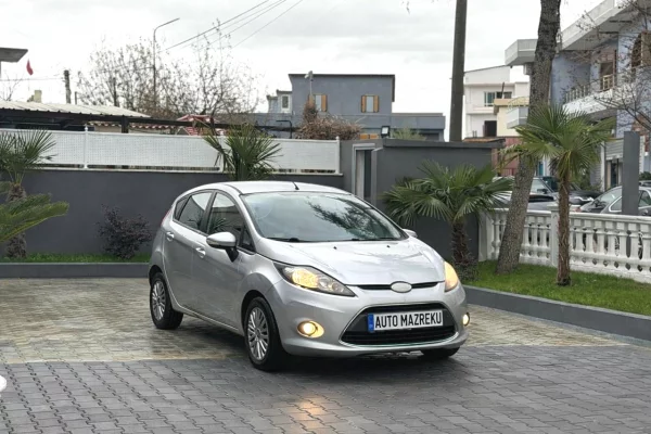 Makina ne shitje ne Fier, Ford, 2009 gasoline-gas,Kambio Manual Pagesa 3,300  Euro.