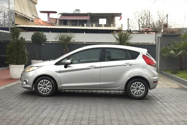 Makina ne shitje ne Fier - 3,300 Euro