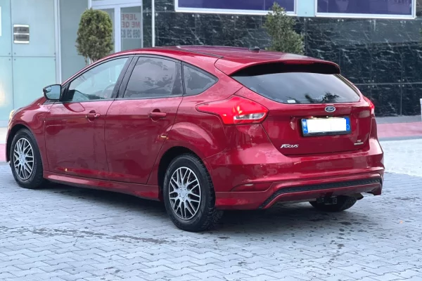 Makina ne shitje ne Fier, Ford, 2015 Benzine,Kambio Automatik Pagesa 4,700  Euro.