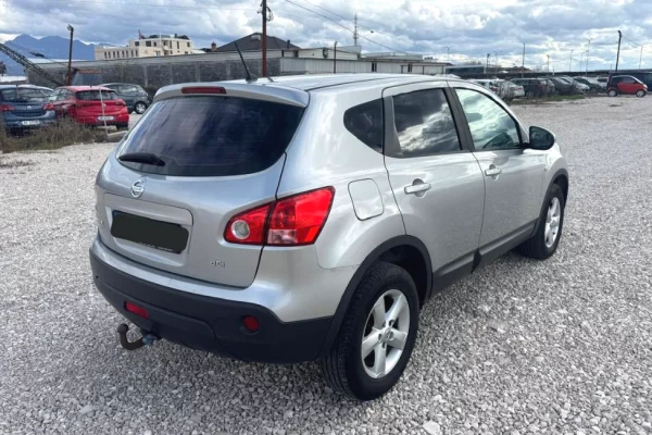 Makine me qera Nissan Qashqai duke filluar nga 45 euro dita