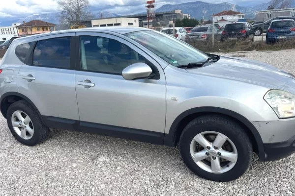 Makine me qera Nissan Qashqai duke filluar nga 45 euro dita