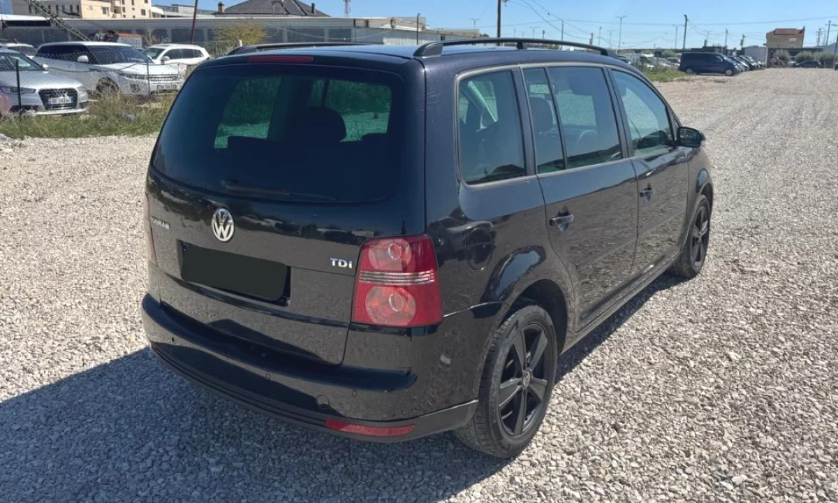 Makine me qera Volkswagen Touran duke filluar nga 50 euro dita