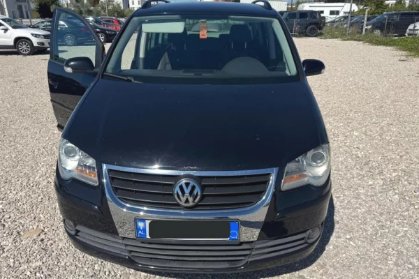 Makine me qera Volkswagen Touran duke filluar nga 50 euro dita