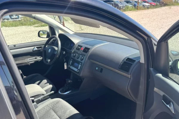 Makine me qera Volkswagen Touran duke filluar nga 50 euro dita