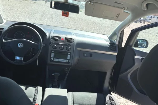 Makine me qera Volkswagen Touran duke filluar nga 50 euro dita