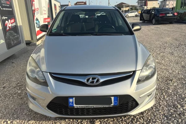 Makine me qera Hyundai i30 duke filluar nga 35 euro