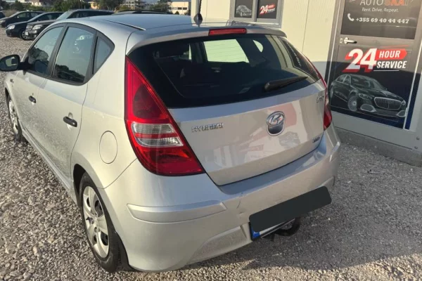 Makine me qera Hyundai i30 duke filluar nga 35 euro