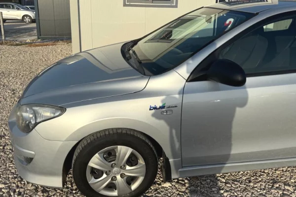 Makine me qera Hyundai i30 duke filluar nga 35 euro