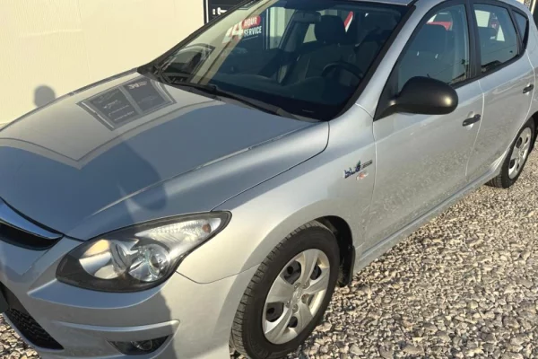 Makine me qera Hyundai i30 duke filluar nga 35 euro