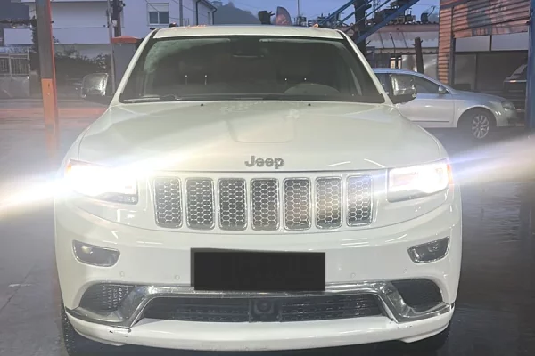 Jeep Grand Cherokee me Qera – Komfort dhe Fuqi