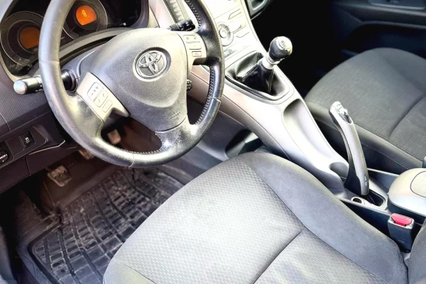 Toyota Auris – Praktike dhe  Ekonomike