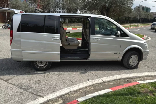 Mercedes Vito me Qera | Ideal per Udhetime duke filluar nga 70 euro dita