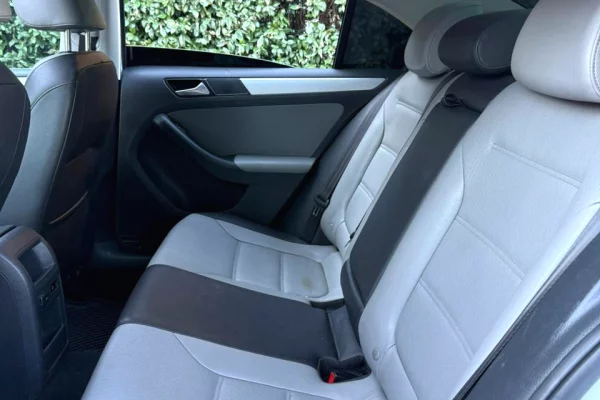 Jetta 2016 Benzine + Hybrid – Makine me Qera Super Ekonomike