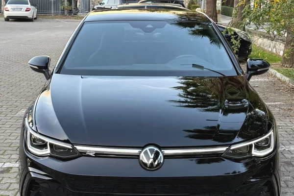 Makine me qera ne Rinas Tirane-Golf 8 R-Line Full Fabrike duke fillar nga 60 euro dita