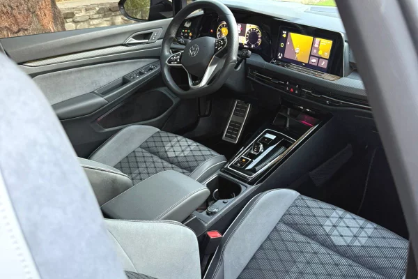 Makine me qera ne Rinas Tirane-Golf 8 R-Line Full Fabrike duke fillar nga 60 euro dita