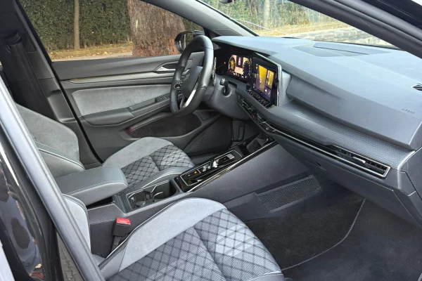 Makine me qera ne Rinas Tirane-Golf 8 R-Line Full Fabrike duke fillar nga 60 euro dita