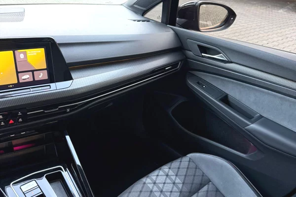 Makine me qera ne Rinas Tirane-Golf 8 R-Line Full Fabrike duke fillar nga 60 euro dita