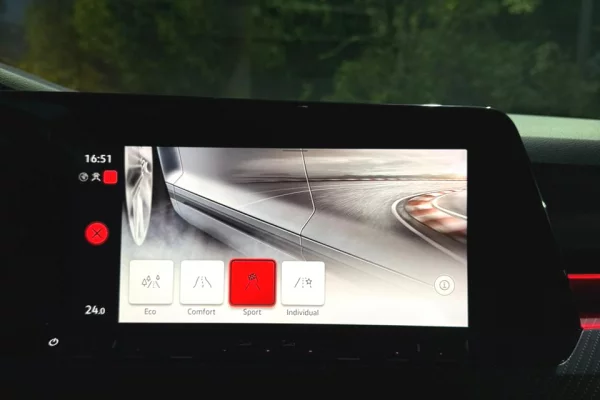 Volkswagen Golf 8 R-Line 2024