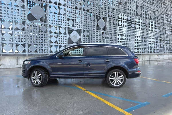 Makine  Me Qera ne Rinas Tirane - Audi Q7 nafte Duke Filluar Nga 49 Euro Dita