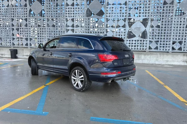 Makine  Me Qera ne Rinas Tirane - Audi Q7 nafte Duke Filluar Nga 49 Euro Dita