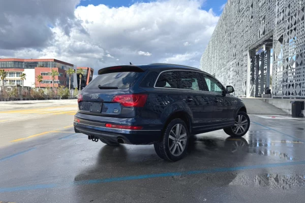 Makine  Me Qera ne Rinas Tirane - Audi Q7 nafte Duke Filluar Nga 49 Euro Dita