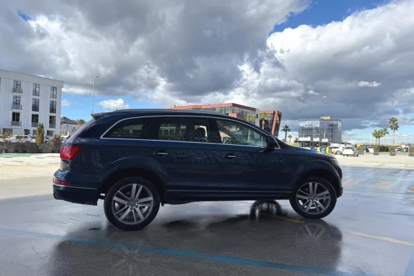 Makine  Me Qera ne Rinas Tirane - Audi Q7 nafte Duke Filluar Nga 49 Euro Dita