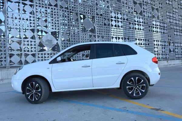 Reno koleos benzine gaz nisur nga 25 euro dita.