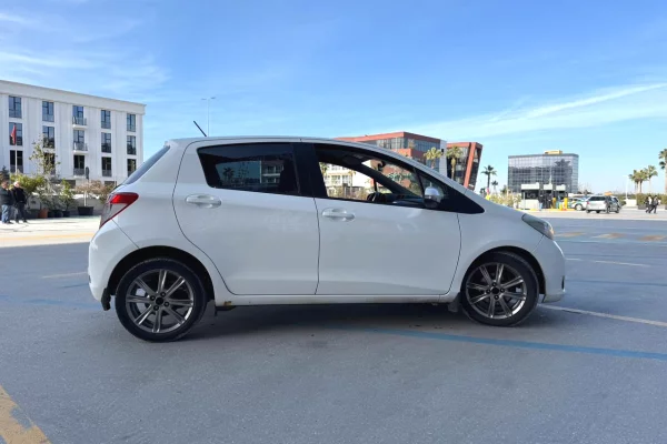 Toyota yaris nafte 1.4 2015 duke nisur nga 25 euro dita