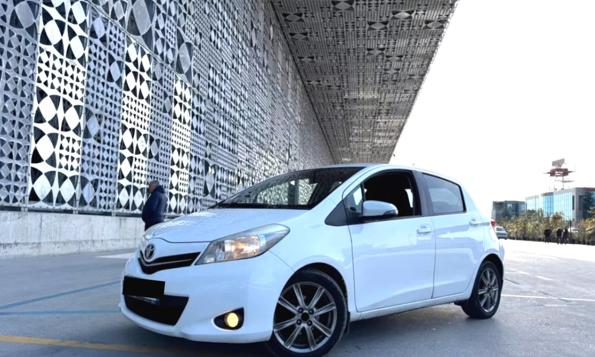 Toyota yaris nafte 1.4 2015 duke nisur nga 25 euro dita