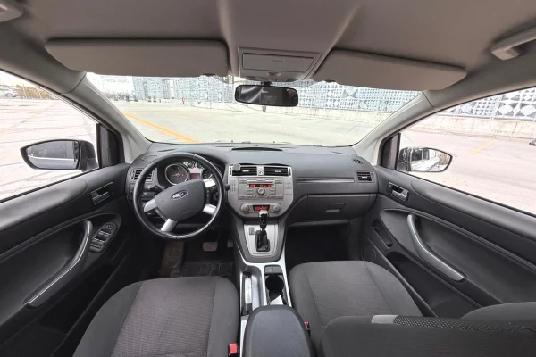 Makine me qera ne Rinas Tirane - Ford kuga automatike duke nisur nga 29 euro dita