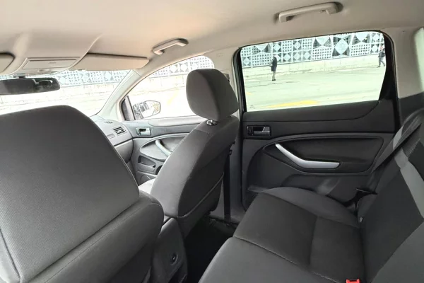 Makine me qera ne Rinas Tirane - Ford kuga automatike duke nisur nga 29 euro dita