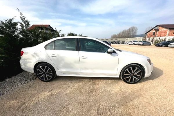 Volkswagen Jetta – Automat | 2.0 Diesel duke nisur nga 35 euro dita