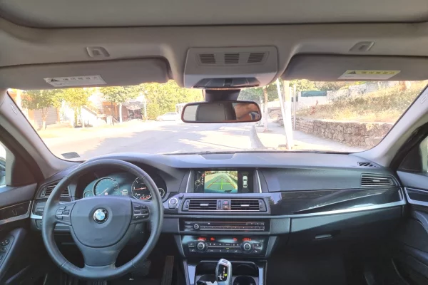 🚘 BMW 5 Series – 2.0 Benzine | Automatike | xDrive duke filluar nga 50 euro dita