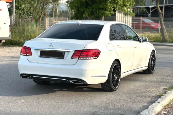 Makine me qera ne Rinas Tirane-Mercedes-Benz E-Class 220 duke filluar nga 70 euro dita