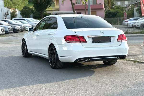 Makine me qera ne Rinas Tirane-Mercedes-Benz E-Class 220 duke filluar nga 70 euro dita