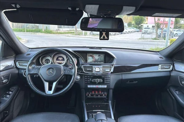 Makine me qera ne Rinas Tirane-Mercedes-Benz E-Class 220 duke filluar nga 70 euro dita