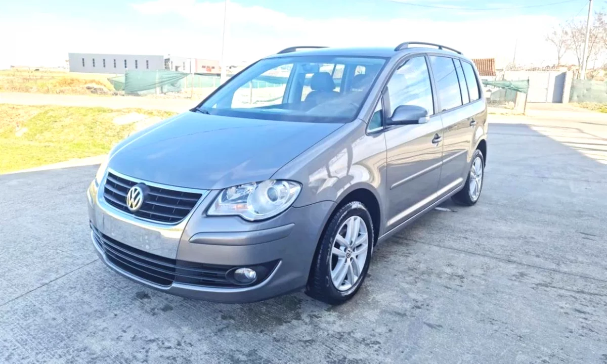 Makine me qera ne Rinas Tirane VW Touran –  Manuale | 7 Vende duke filluar nga 30 euro dita