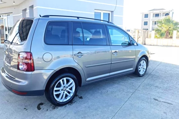 Makine me qera ne Rinas Tirane VW Touran –  Manuale | 7 Vende duke filluar nga 30 euro dita
