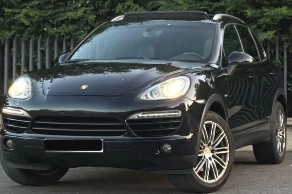 Makina me qera në Rinas Tiranë – Porsche Cayenne 3.0 Diesel duke filluar nga 100 euro dita