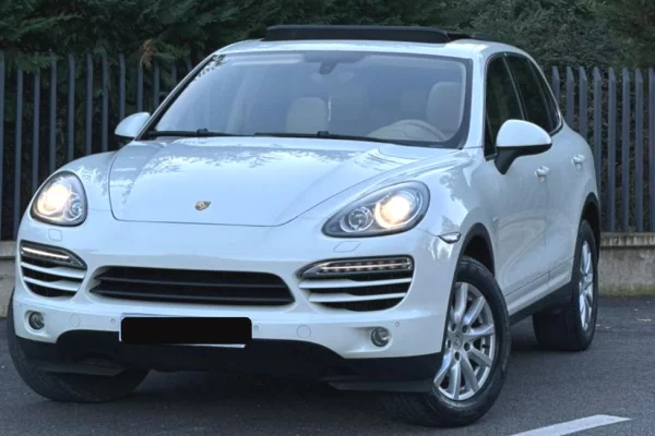 Makina me qera në Rinas Tiranë – Porsche Cayenne 3.0 Diesel per 100 euro dita
