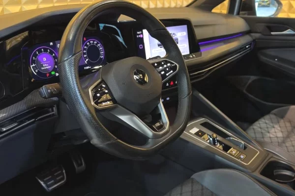 Makine me qera ne Rinas Tirane Volkswagen Golf 8 R-Line 2024 duke filluar nga 75 euro dita