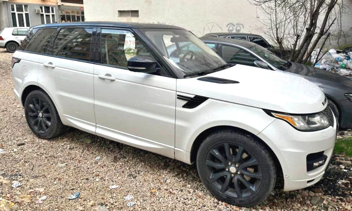 Makine me qera ne Tirane Range Rover Sport 2016 duke filluar nga 200 euro dita