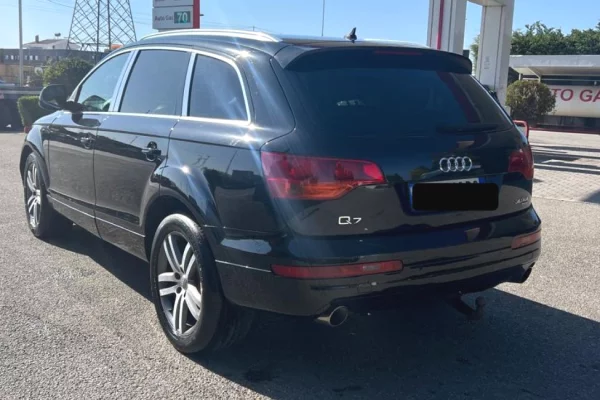Makina me qera ne Rinas Tirane – Audi Q7  7 Vende duke filluar nga 60 euro dita