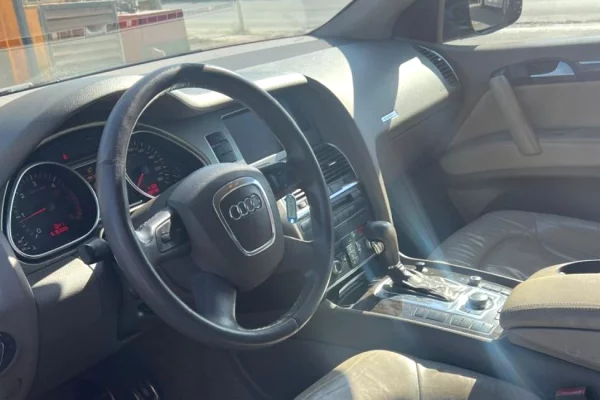 Makina me qera ne Rinas Tirane – Audi Q7  7 Vende duke filluar nga 60 euro dita
