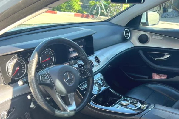 Makine me qera ne Tirane Mercedes-Benz E-Class 2017 – Elegance & Komoditet vetem 90Euro/dita 