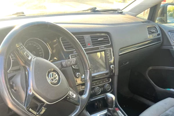 Makine me qera ne Rinas Tirane Volkswagen Golf 7   Modern, Ekonomik duke filluar nga 40 euro dita