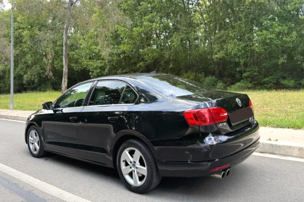 Makine me qera Volkswagen Jetta 2.0 TDI Automatic  duke filluar nga 35 euro dita
