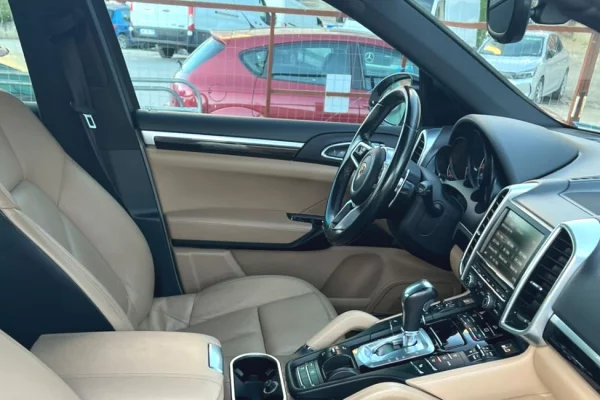 Makine me qera ne Rinas 🚘 Porsche Cayenne – 3.6 Benzine | Automatike