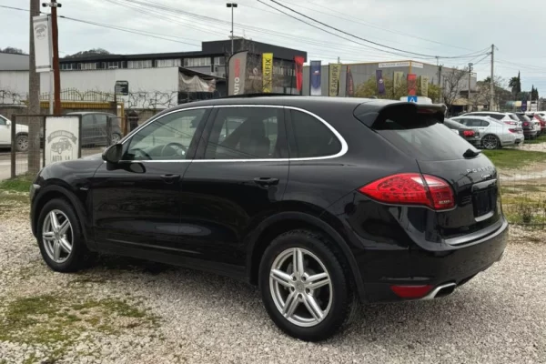 Makine me qera Porsche Cayenne – 3.0 Diesel duke filluar nga 80 euro dita