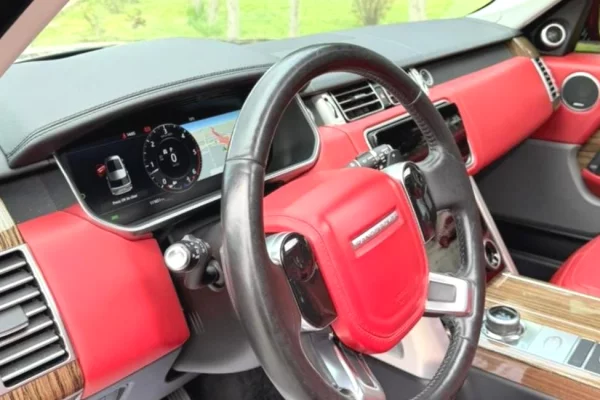Makine me qera Range Rover Vogue 4.4 duke filluar nga 250 euro dita per rezervime mbi 5 dite